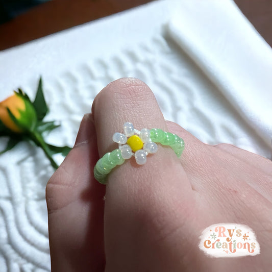 Pearly Daisy Flower Green Ring